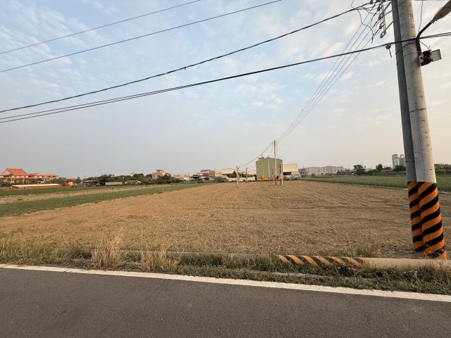 溪埔國小大路旁農地有水有電